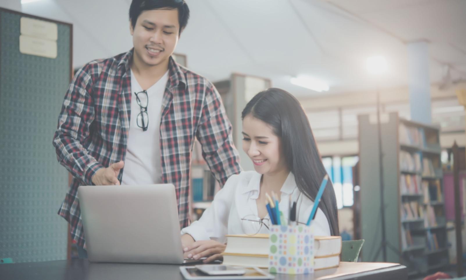 Espacio de trabajo profesional para edición de vídeo con equipos modernos