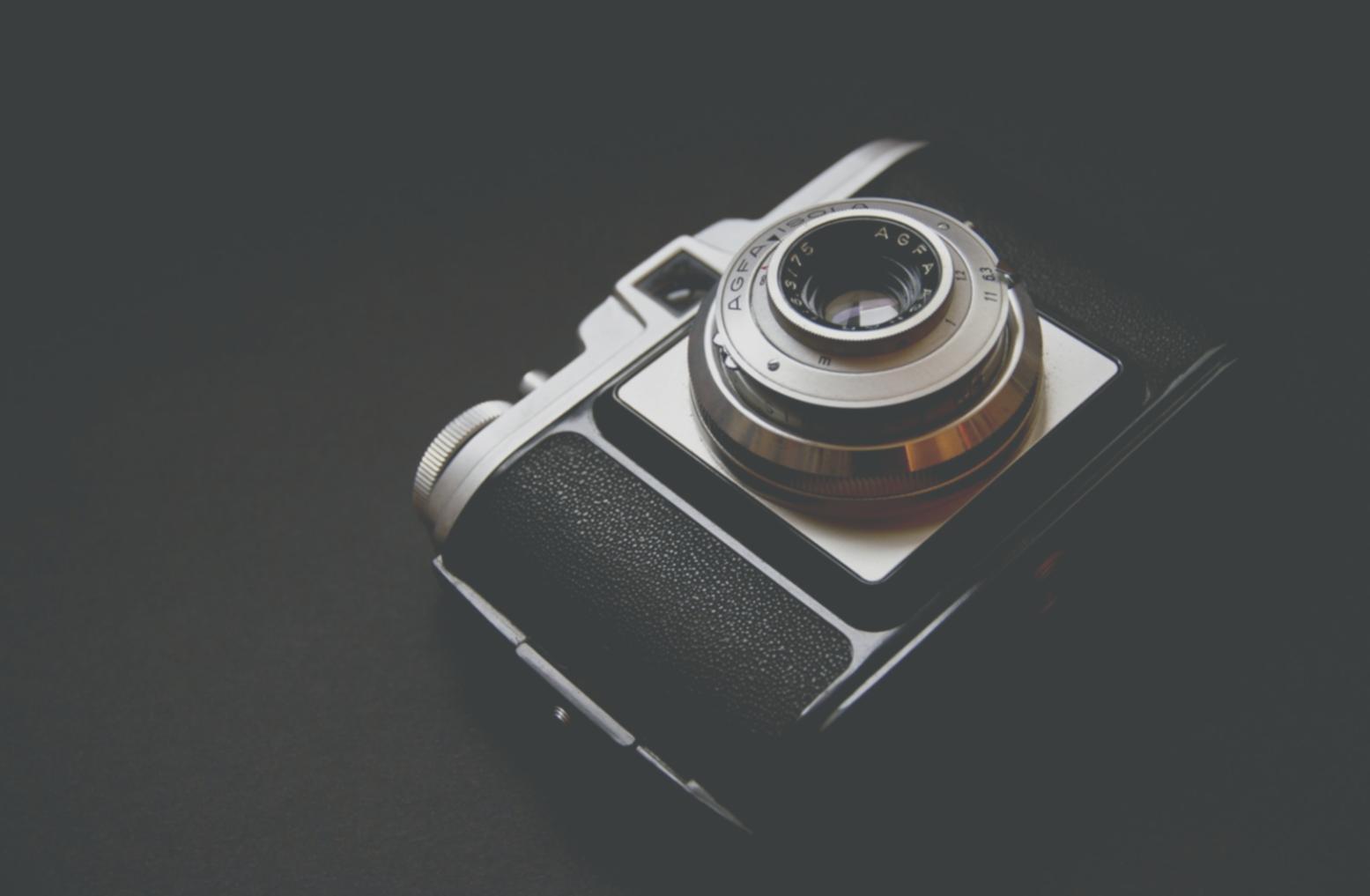 Estación de trabajo de edición profesional con múltiples monitores mostrando timeline de vídeo