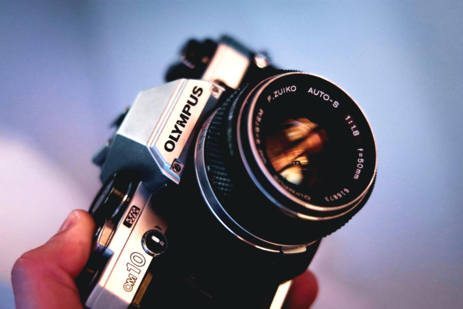 Espacio de trabajo con ordenador mostrando proyecto de edición final en pantalla