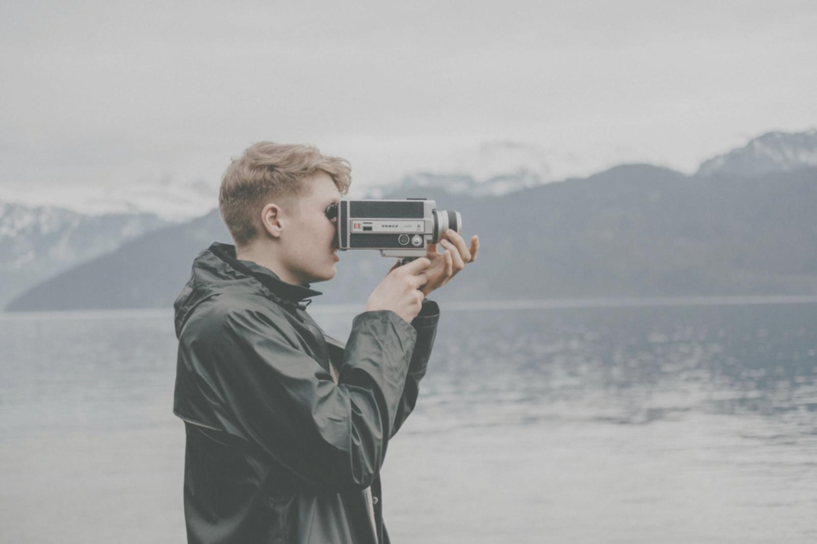 Espacio de trabajo profesional de edición de vídeo con múltiples monitores